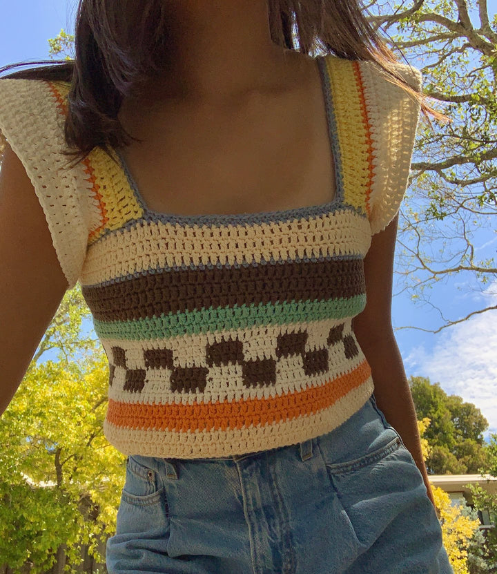 Dames gehaakt Crop Top met kleurrijke streepmotief en vierkante halslijn Mirla-Eva Jonsson