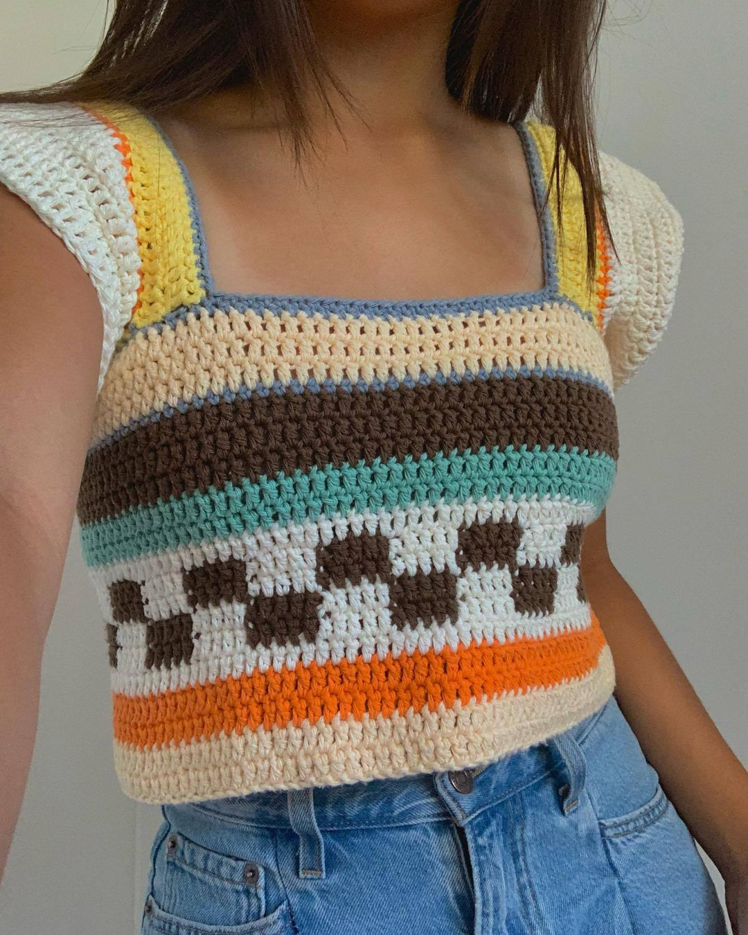Dames gehaakt Crop Top met kleurrijke streepmotief en vierkante halslijn Mirla-Eva Jonsson