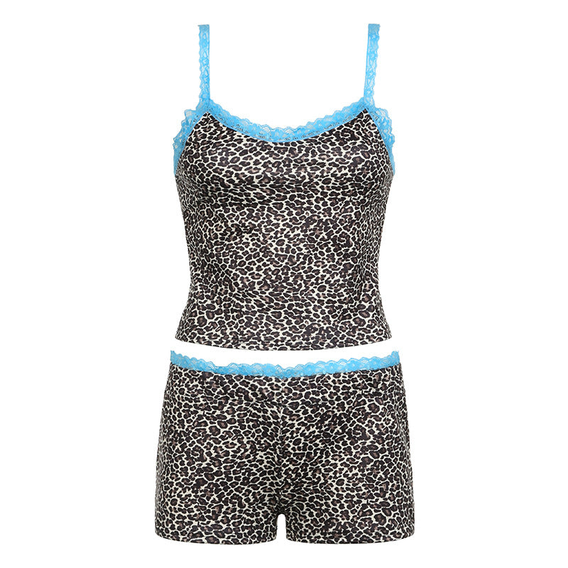 Dames pyjamaset met speelse luipaardprint en kanten accenten Mirla-Eva Jonsson