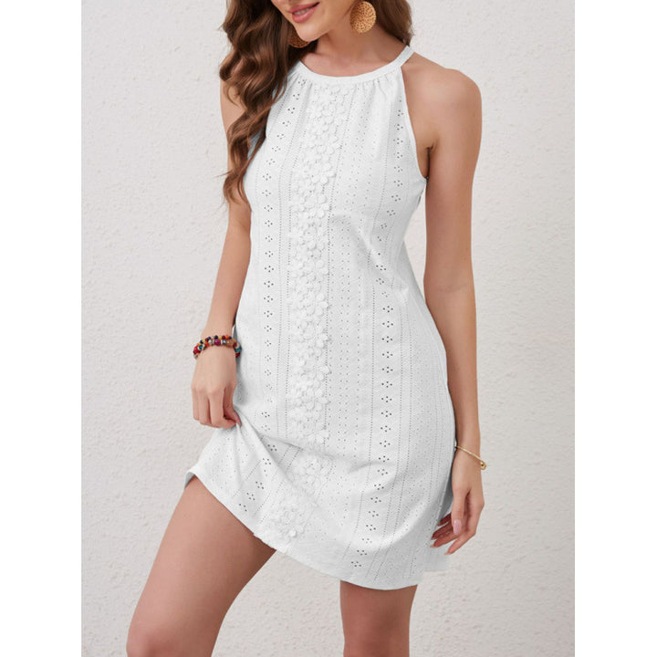 Dames sommarklänning med elegant cut-out design och blomsterbroderi Mirla-Eva Jonsson