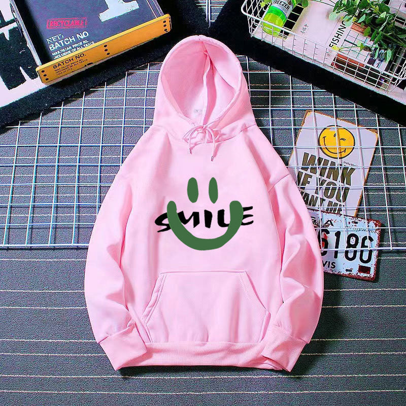 Damhoodie med avslappnad leende motiv Mirla-Eva Jonsson