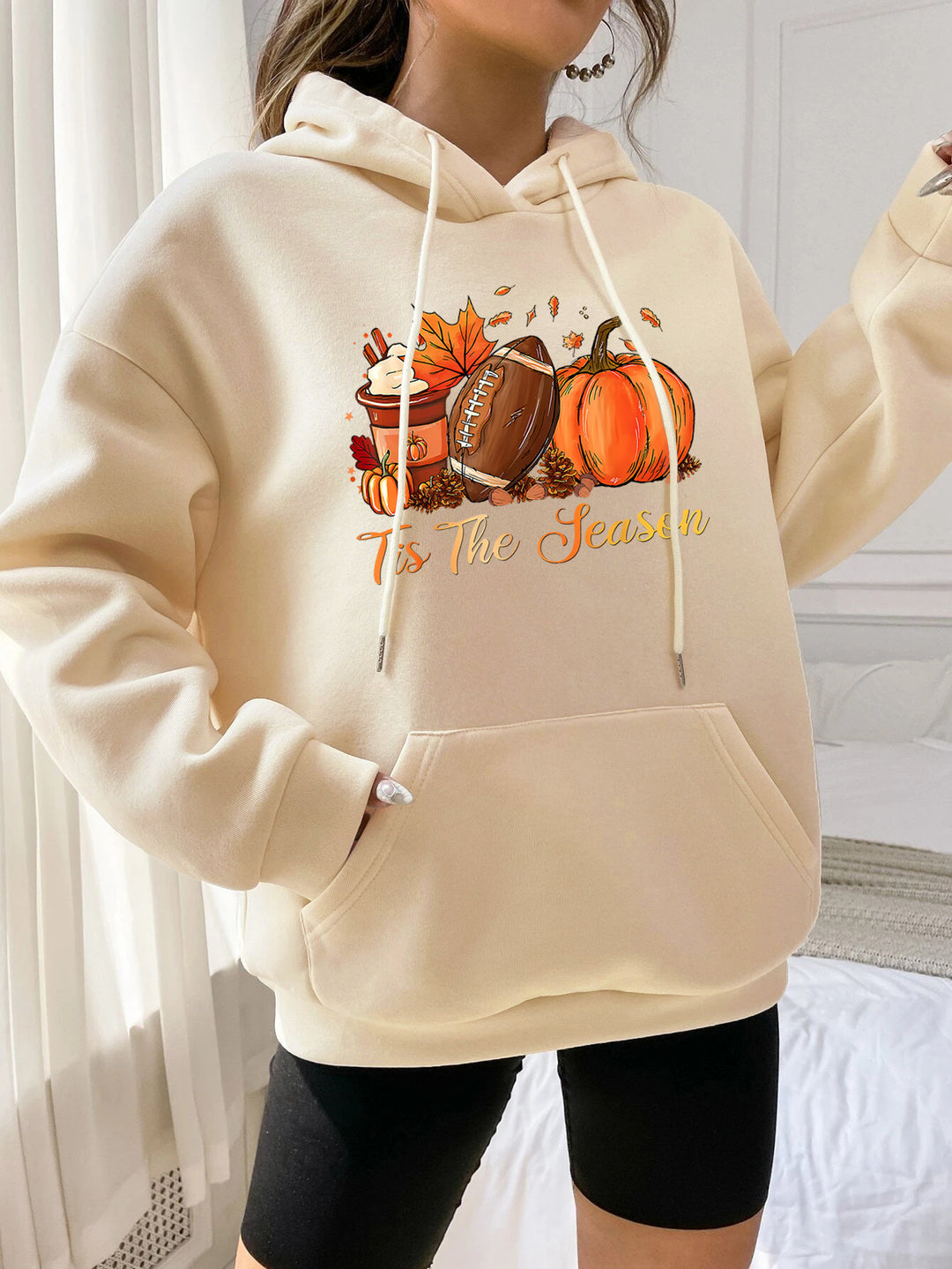 Damhoodie med höstmotiv och bekväm passform Mirla-Eva Jonsson