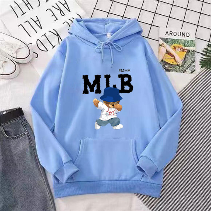 Damhoodie med kreativt djur- och bokstavsdesign Mirla-Eva Jonsson