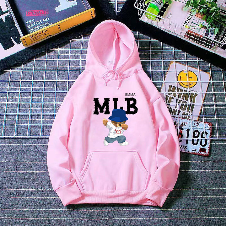 Damhoodie med kreativt djur- och bokstavsdesign Mirla-Eva Jonsson