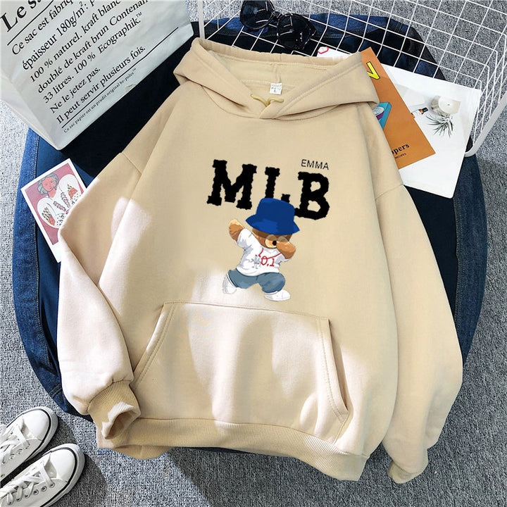 Damhoodie med kreativt djur- och bokstavsdesign Mirla-Eva Jonsson