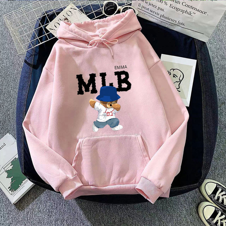 Damhoodie med kreativt djur- och bokstavsdesign Mirla-Eva Jonsson
