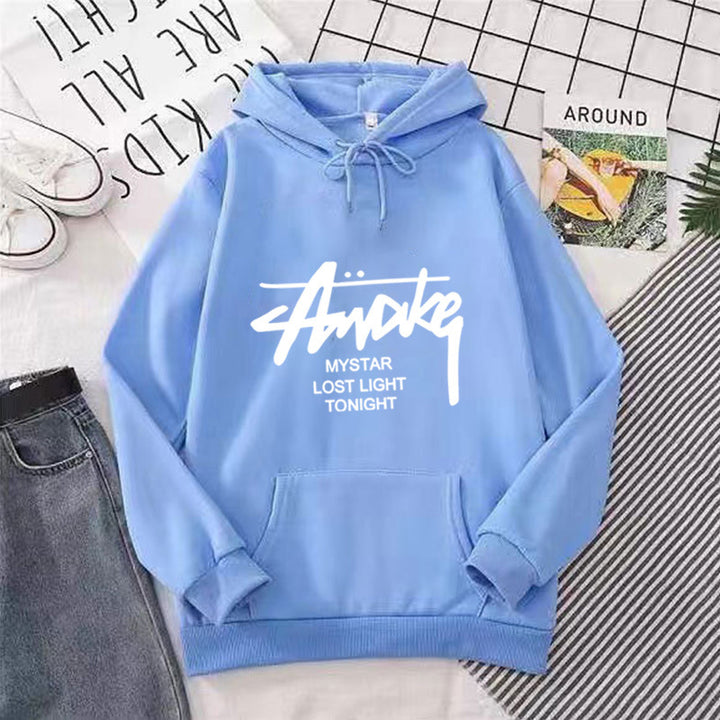 Damhoodie med modern text Mirla-Eva Jonsson
