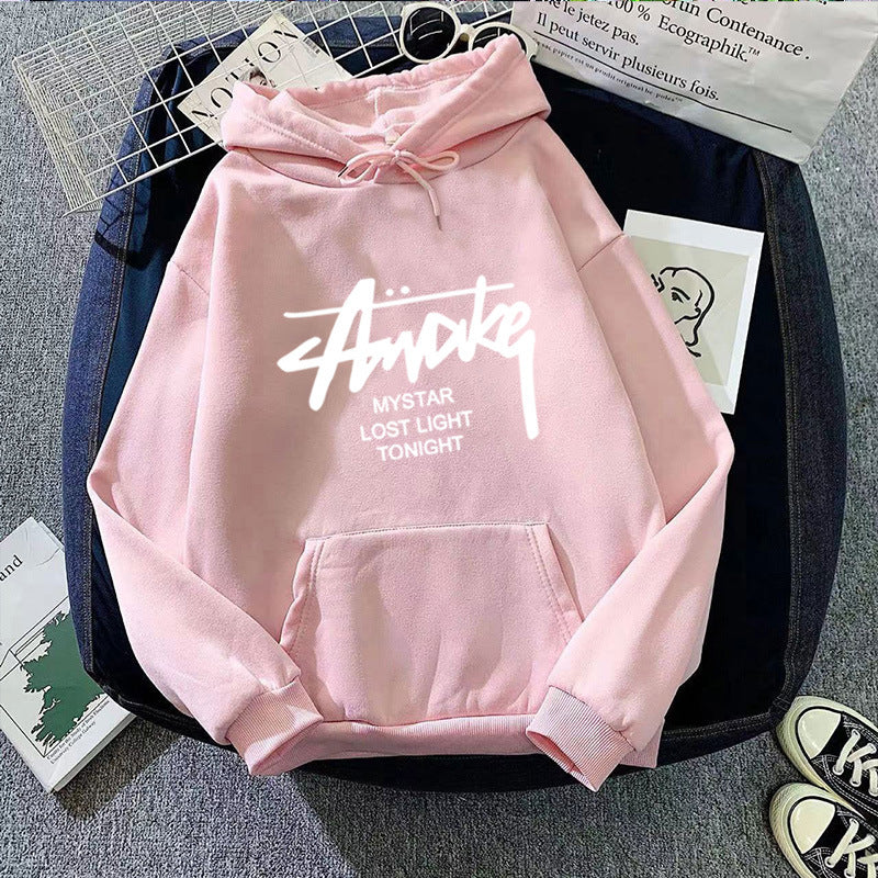 Damhoodie med modern text Mirla-Eva Jonsson