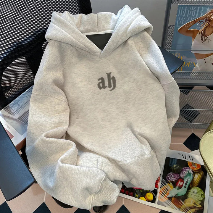 Damhoodie med modern text Mirla-Eva Jonsson