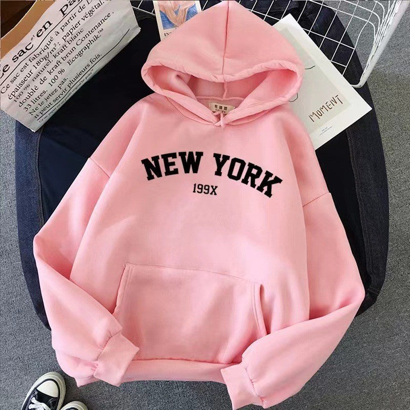 Damhoodie med sportig New York-tryck Mirla-Eva Jonsson