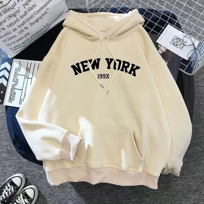 Damhoodie med sportig New York-tryck Mirla-Eva Jonsson