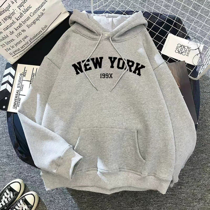 Damhoodie med sportig New York-tryck Mirla-Eva Jonsson