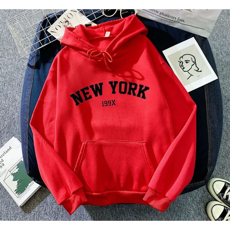Damhoodie med sportig New York-tryck Mirla-Eva Jonsson