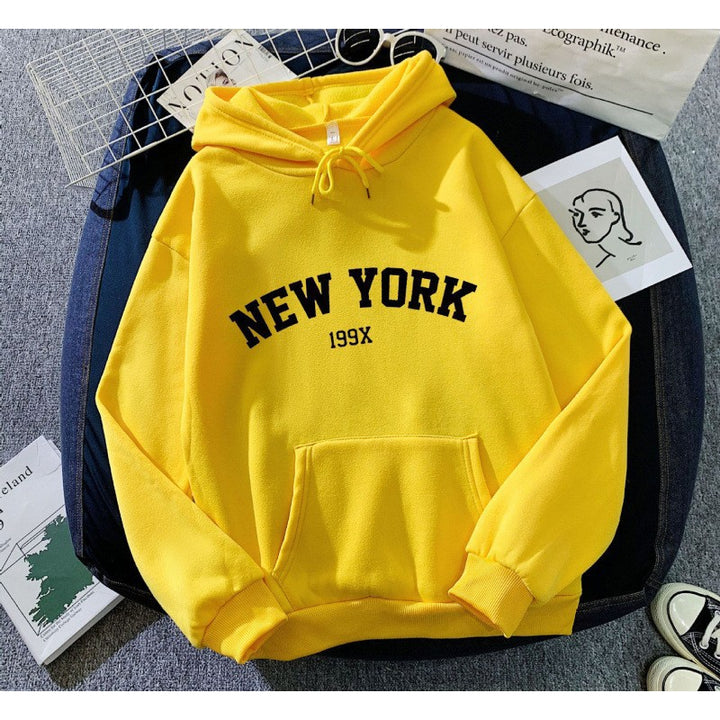 Damhoodie med sportig New York-tryck Mirla-Eva Jonsson
