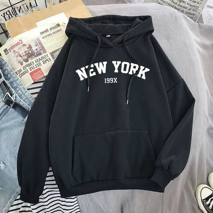 Damhoodie med sportig New York-tryck Mirla-Eva Jonsson