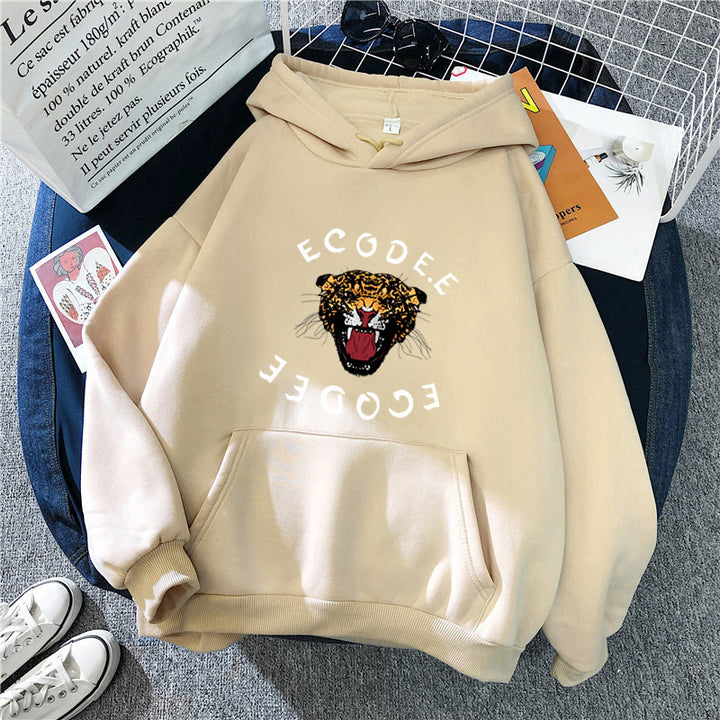 Damhoodie med tigerliknande grafisk design Mirla-Eva Jonsson