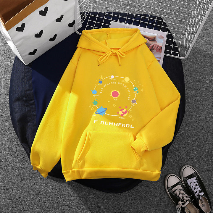 Damhoodie med unik rymdmotiv Mirla-Eva Jonsson
