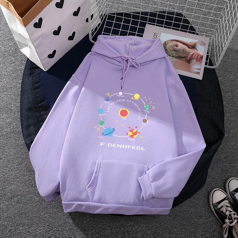 Damhoodie med unik rymdmotiv Mirla-Eva Jonsson