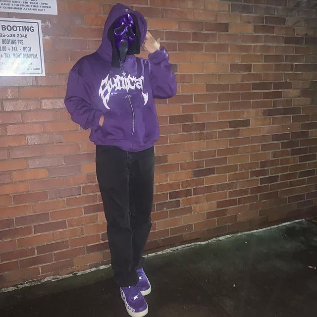 Damhoodie med urban grafisk element och praktiska fickor Mirla-Eva Jonsson