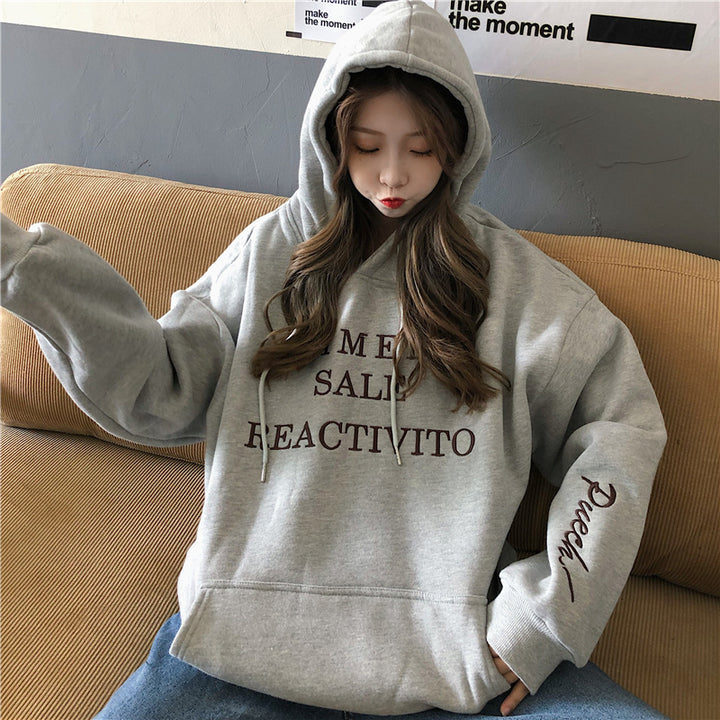 Damhoodies med stort logotyp och praktisk känguruficka design Mirla-Eva Jonsson