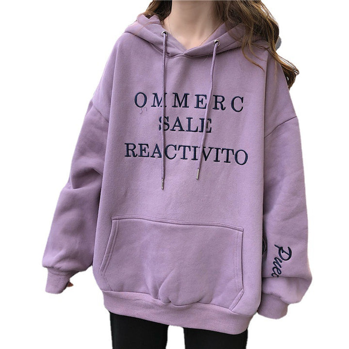Damhoodies med stort logotyp och praktisk känguruficka design Mirla-Eva Jonsson
