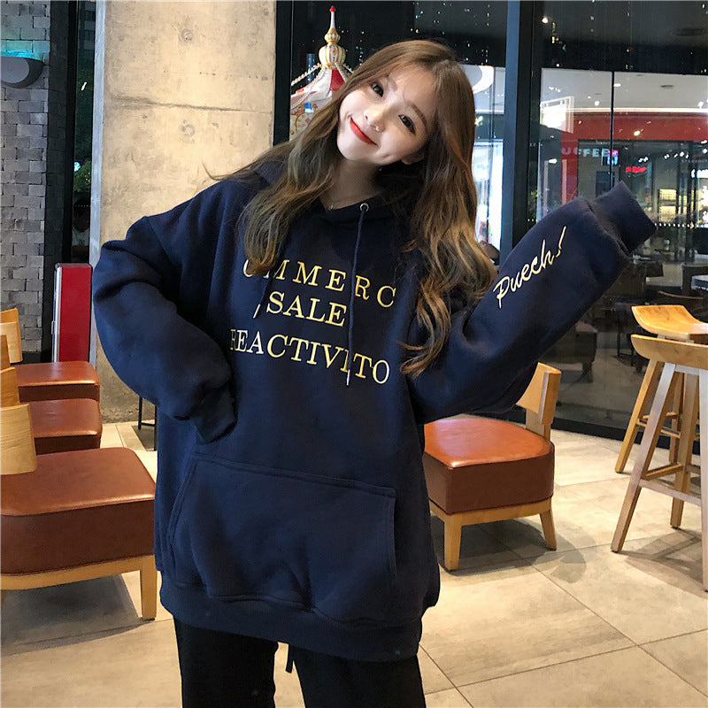 Damhoodies med stort logotyp och praktisk känguruficka design Mirla-Eva Jonsson