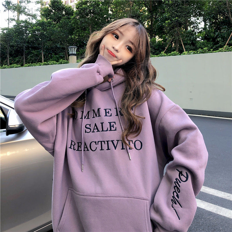 Damhoodies med stort logotyp och praktisk känguruficka design Mirla-Eva Jonsson