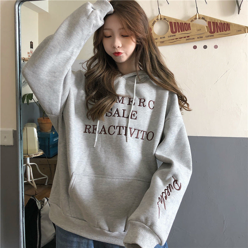 Damhoodies med stort logotyp och praktisk känguruficka design Mirla-Eva Jonsson