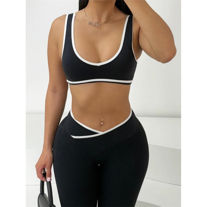 Damig Sportigt Tvådelat Set med Kortsärmad Överdel och Utsvängda Leggings Mirla-Eva Jonsson