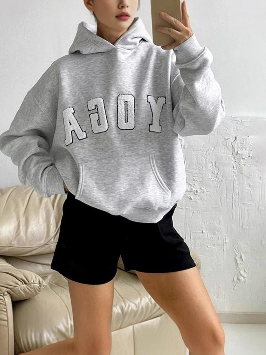 Damig hoodie med yoga-inspirerad design och avslappnad passform Mirla-Eva Jonsson