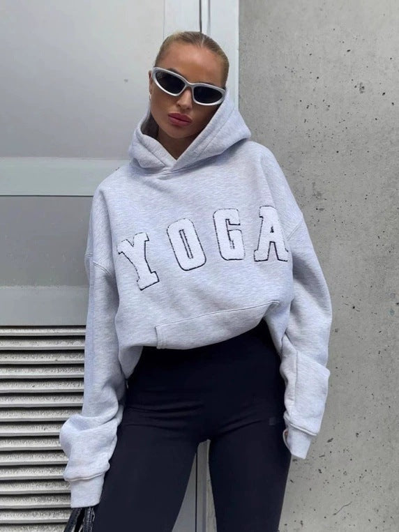 Damig hoodie med yoga-inspirerad design och avslappnad passform Mirla-Eva Jonsson