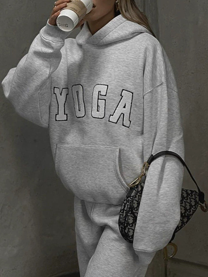 Damig hoodie med yoga-inspirerad design och avslappnad passform Mirla-Eva Jonsson