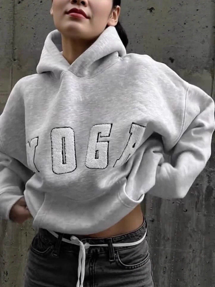 Damig hoodie med yoga-inspirerad design och avslappnad passform Mirla-Eva Jonsson