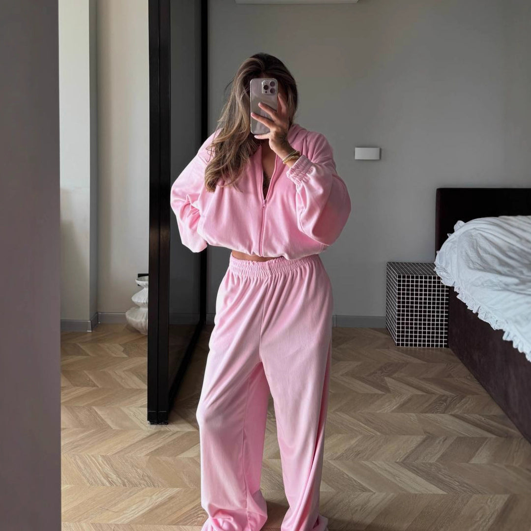 Damig sammetsdräkt med voluminösa ärmar Mirla-Eva Jonsson