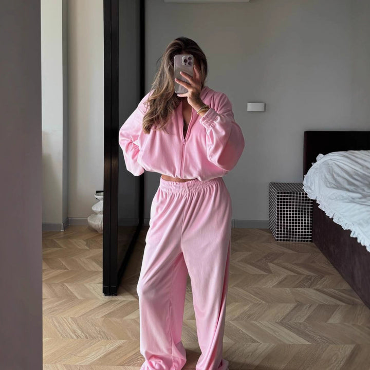 Damig sammetsdräkt med voluminösa ärmar Mirla-Eva Jonsson