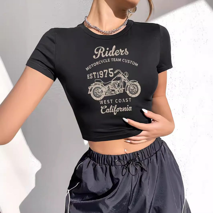 Damin Crop T-Shirt med individuellt motorcykelmotiv och elegant text Mirla-Eva Jonsson