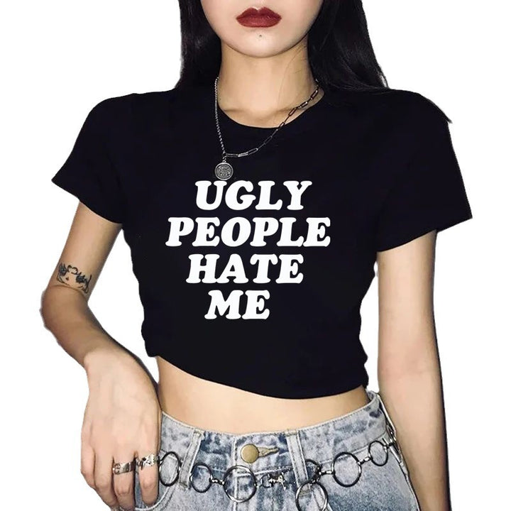 Damin Crop T-Shirt med individuellt motorcykelmotiv och elegant text Mirla-Eva Jonsson