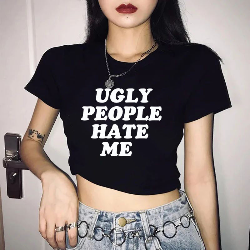 Damin Crop T-Shirt med individuellt motorcykelmotiv och elegant text Mirla-Eva Jonsson