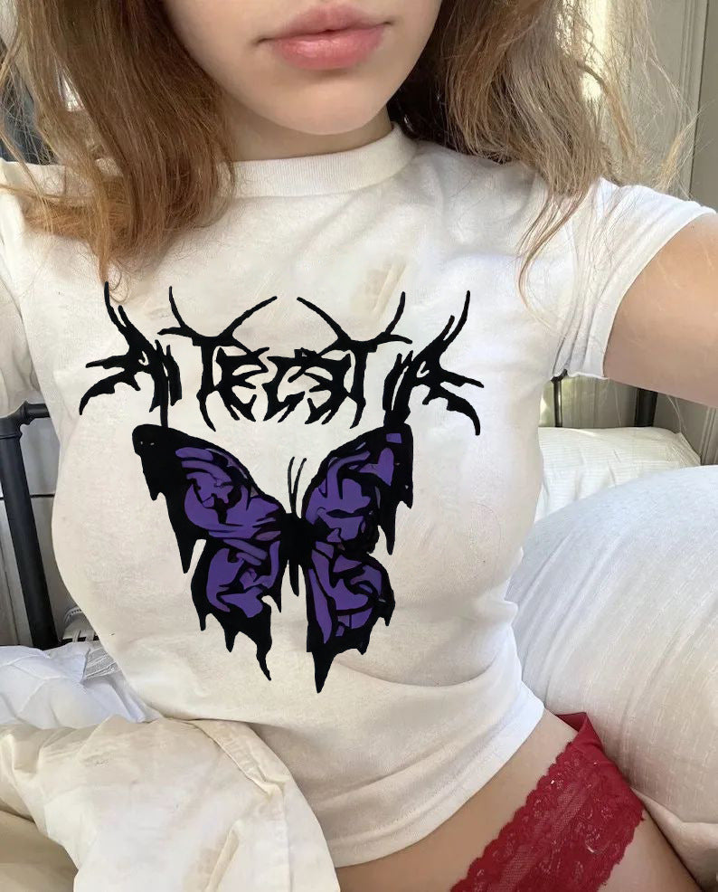 Damin Crop T-Shirt med individuellt motorcykelmotiv och elegant text Mirla-Eva Jonsson
