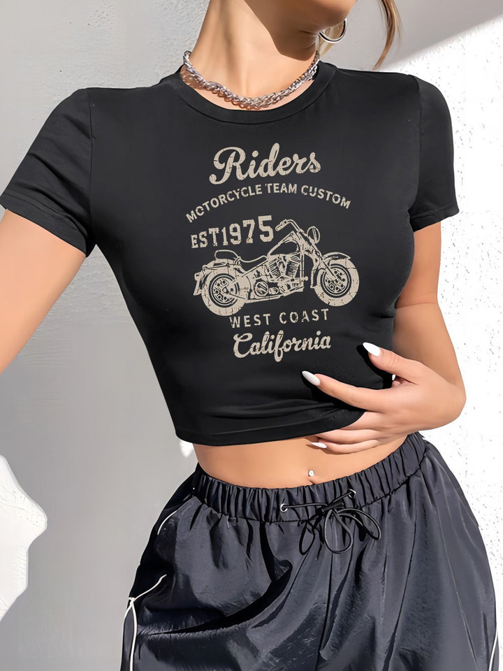 Damin Crop T-Shirt med individuellt motorcykelmotiv och elegant text Mirla-Eva Jonsson
