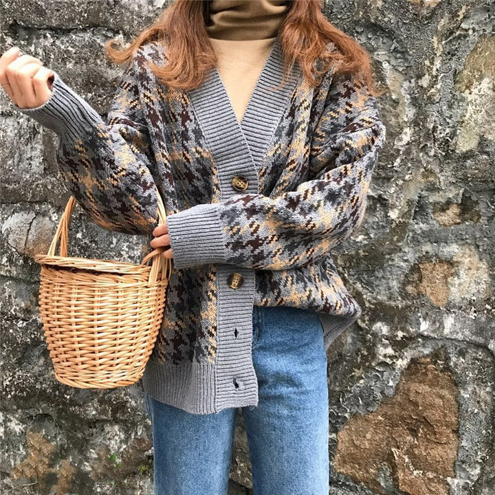 Damin Grovstickad cardigan med moderiktigt houndstooth-mönster och stora träm knappar Mirla-Eva Jonsson