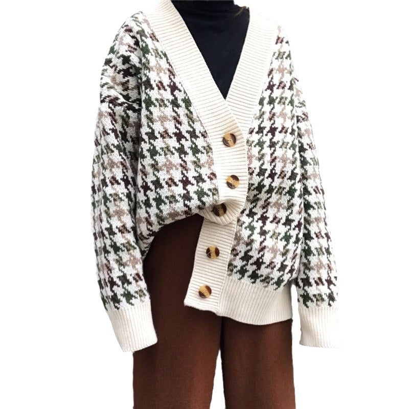 Damin Grovstickad cardigan med moderiktigt houndstooth-mönster och stora träm knappar Mirla-Eva Jonsson