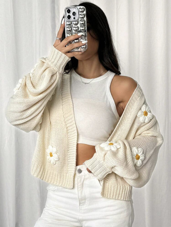 Damin Kort stickad cardigan med lekfullt blommönster Eva Jonsson-Eva Jonsson