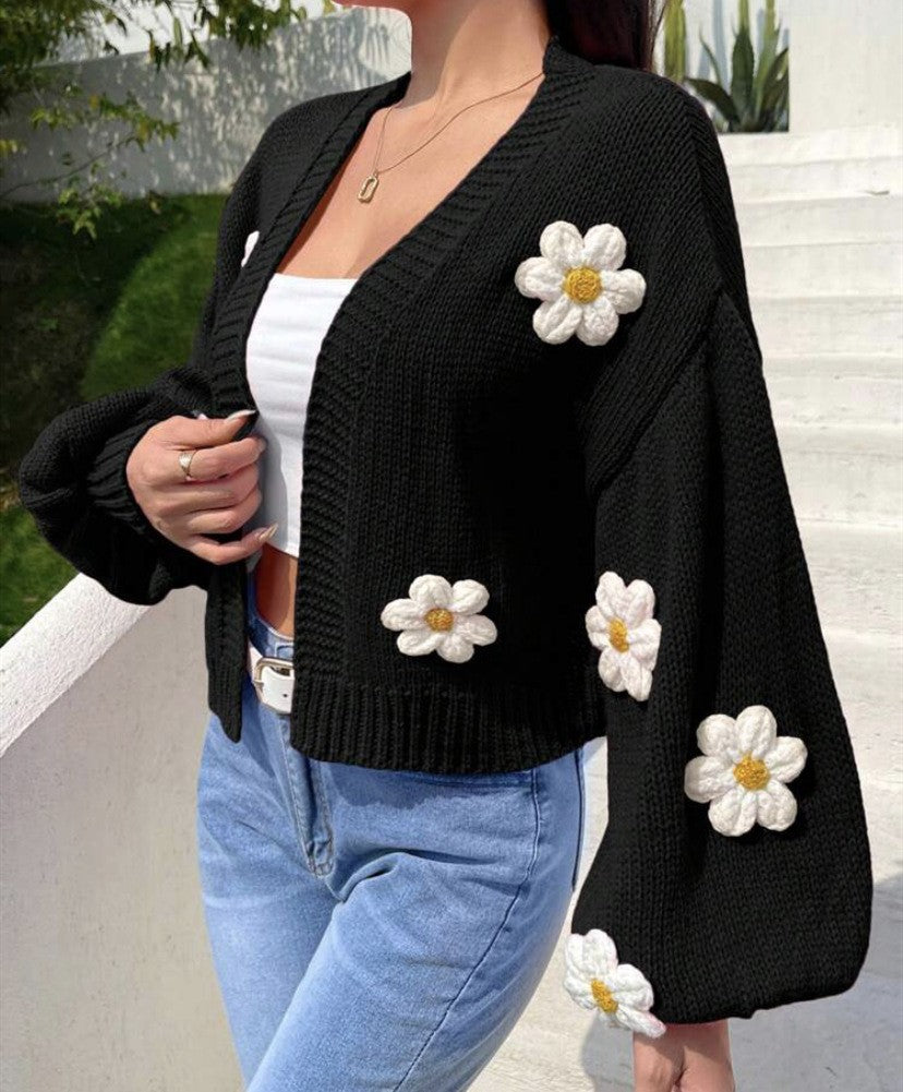 Damin Kort stickad cardigan med lekfullt blommönster Eva Jonsson-Eva Jonsson