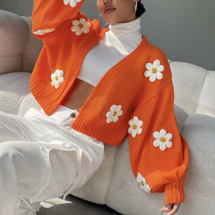 Damin Kort stickad cardigan med lekfullt blommönster Eva Jonsson-Eva Jonsson