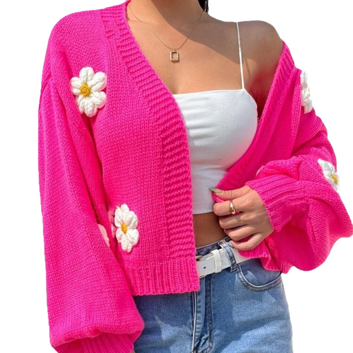 Damin Kort stickad cardigan med lekfullt blommönster Eva Jonsson-Eva Jonsson