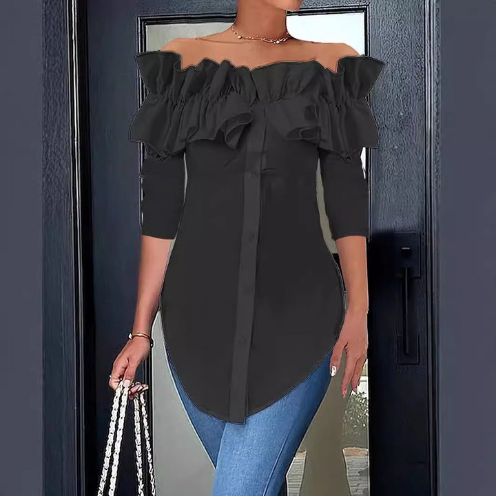 Damingblus med axelavskuren design och voluminösa ruffle-detaljer Mirla-Eva Jonsson