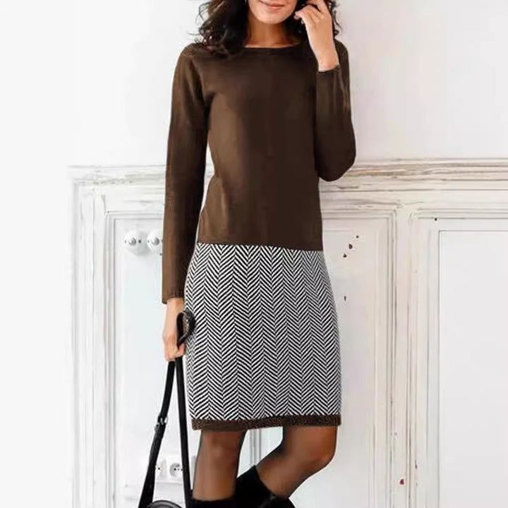 Damissa stickklänning med elegant chevron-mönster Eva Jonsson-Eva Jonsson
