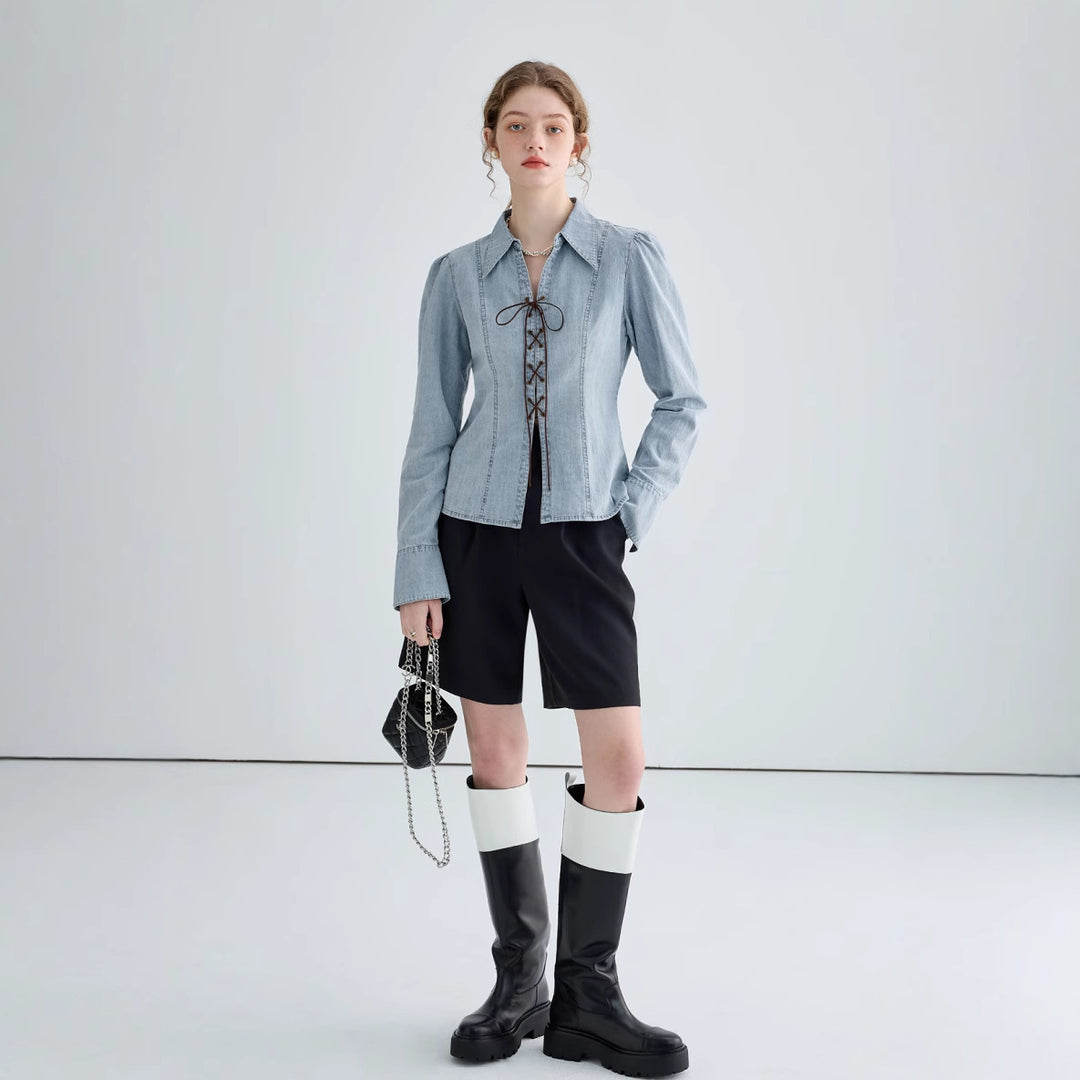 Damjeansblus med lekfulla snörningsdetaljer och elegant skärning-Eva Jonsson