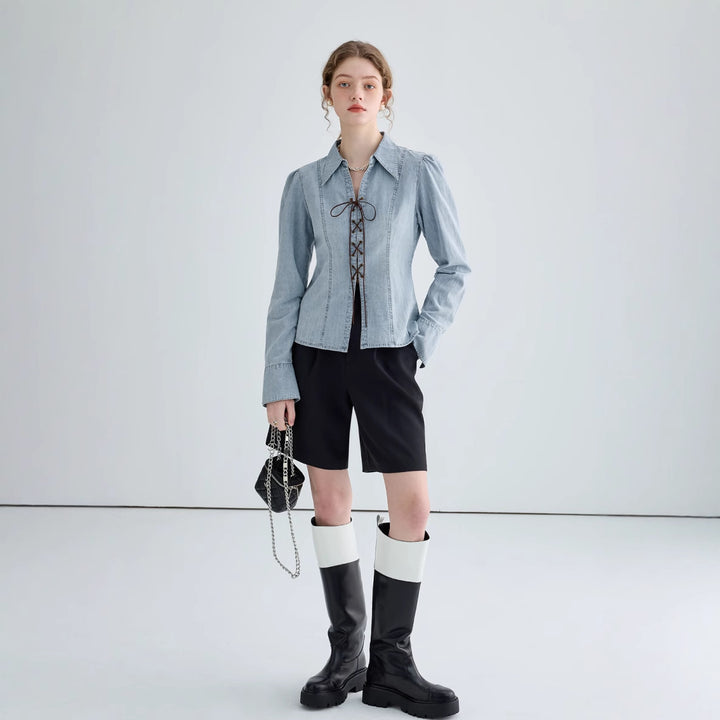 Damjeansblus med lekfulla snörningsdetaljer och elegant skärning-Eva Jonsson